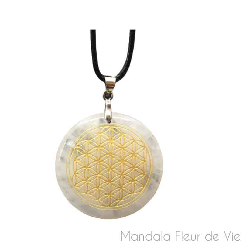 pendentif en pierre naturelle gravee fleur de vie cristal de roche mandala fleur de vie 7